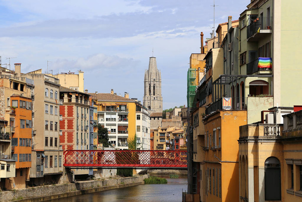bunte Häuser und Eiffelbrücke (pont de les peixateries velles), Fluss Onyar, Basilika Sant Feliu in Girona, Katalonien, Spanien - Foto, Bild
