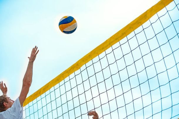 Volleyball de plage. Balle de jeu sous le soleil et le ciel bleu
. - Photo, image