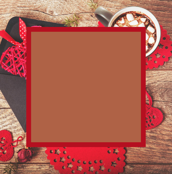 Святковий композиція на сільському деревини стіл, червоний і сірий кухоль з зефір або какао, серця в конвертах, сухих квітів троянди. Скопіюйте простору. День народження, Валентина, жіночі, концепція день весілля - Фото, зображення