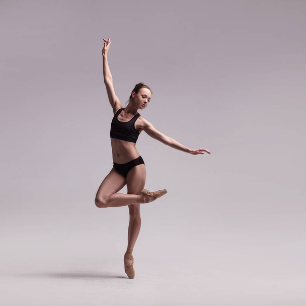 beautiful ballet dancer isolated - Foto, imagen