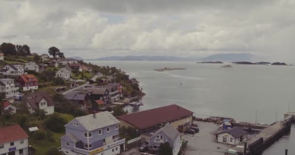 casas de aldeia espalhadas na costa do fiorde sob céu nublado
 - Filmagem, Vídeo