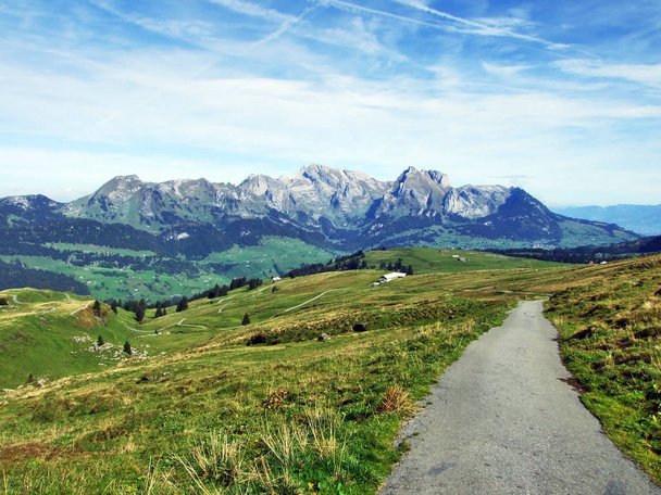 Pascoli e colline autunnali sull'altopiano sotto le catene montuose Churfirsten - Canton San Gallo, Svizzera
 - Foto, immagini