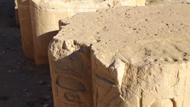 γκρο πλαν πλάνα του τοίχου στο παλαιό ναό του Φαραώ μαύρο, στη μέση της ερήμου, Βερενίκη, Αφρική - Πλάνα, βίντεο