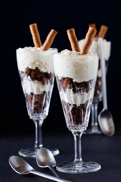 chocolade en slagroom crème dessert - Foto, afbeelding