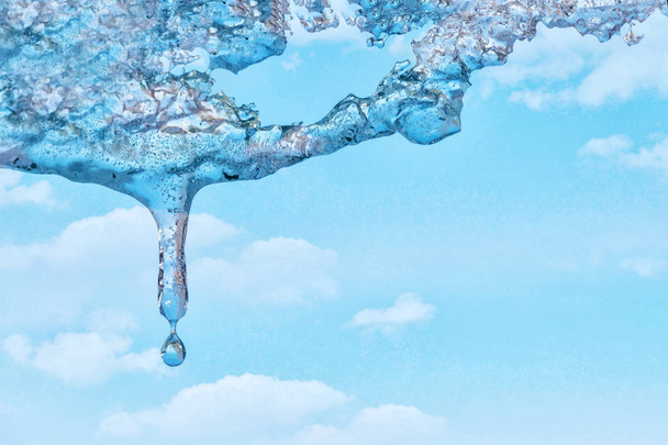 icicles branco espumante com gotas de água gelo pendurado
 - Foto, Imagem