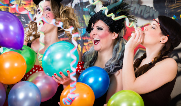 Mujeres jóvenes celebrando el carnaval alemán fasching en Rose Monday
  - Foto, Imagen