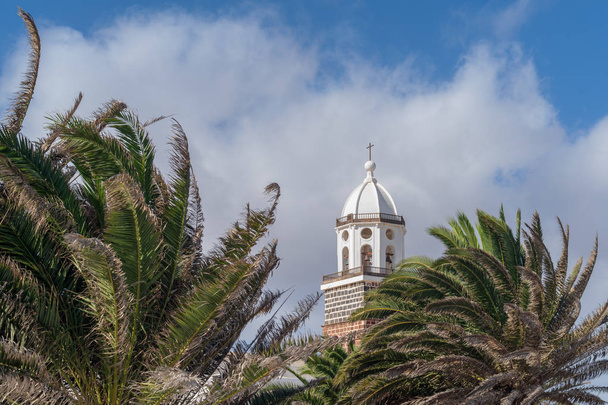 Uhr Turm der Kirche der Nuestra Senora de Guadalupe in Teguise, Lanzarote, Kanarienvogel - Foto, Bild