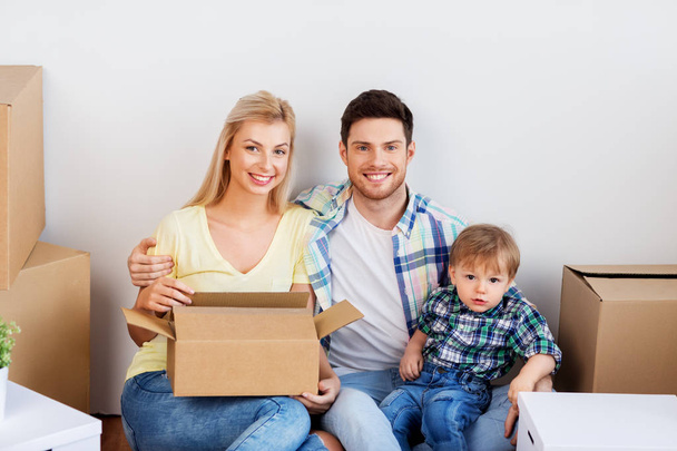 boldog család dobozokkal költözik új otthonba - Fotó, kép