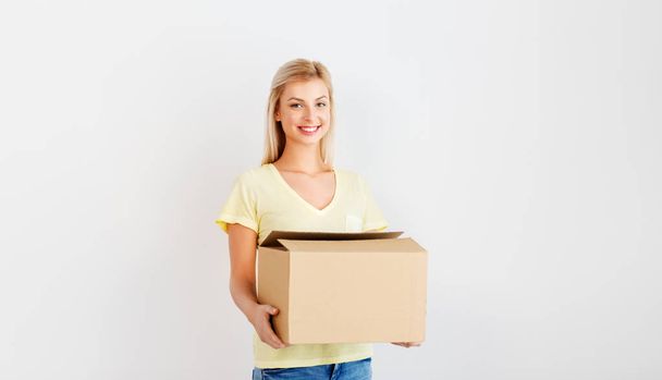 happy woman holding cardboard box - Foto, imagen