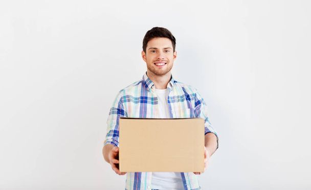 happy man holding cardboard box - Φωτογραφία, εικόνα