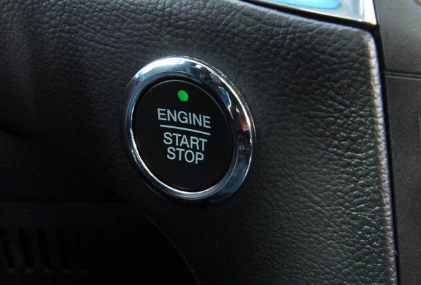 Кнопка запуску і зупинки двигуна автомобіля
 - Фото, зображення
