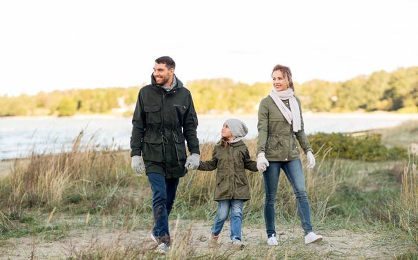 séta az őszi beach boldog család - Fotó, kép