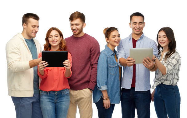 Gruppe lächelnder Freunde mit Tablet-Computern - Foto, Bild