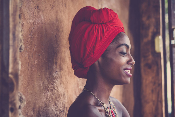 Africano beleza menina tradicional sorrindo e olhando - belo retrato para mulher bonita com pele preta  - Foto, Imagem