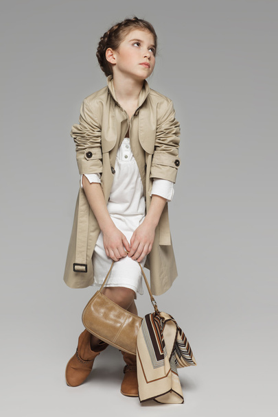 girl wearing beige trench coat holding handbag - Foto, Bild