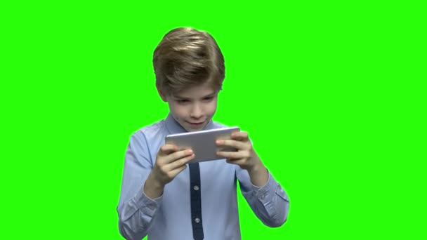 Rozbawiony słodkie małe dziecko grając w gry na jego urządzeniu smartphone. - Materiał filmowy, wideo