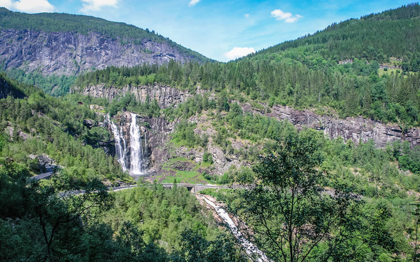 Cascadas en las montañas de Noruega
 - Foto, imagen