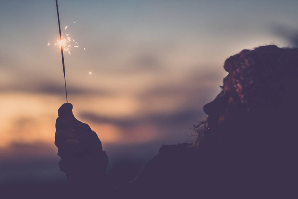 крупним планом жінка приймає іскрометне світло під час магічного заходу сонця
  - Фото, зображення