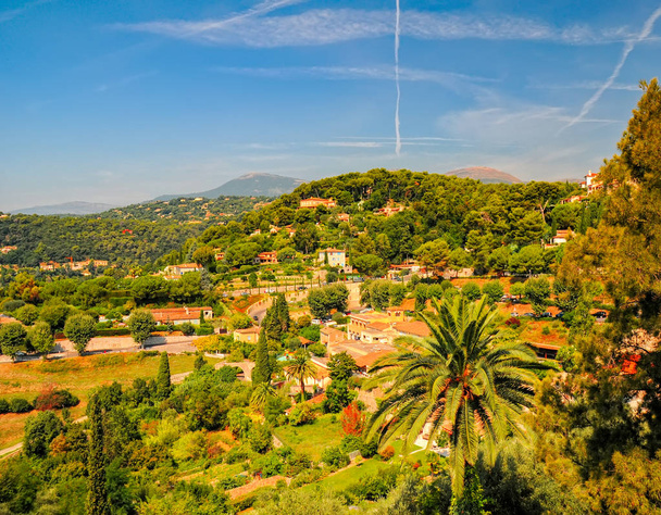 Panoramisch landschappelijk landschap nabij het dorp Saint-Paul-de-Vence, Provence, Alpes-Maritimes, Frankrijk. Het land van schrijvers en kunstenaars - Foto, afbeelding
