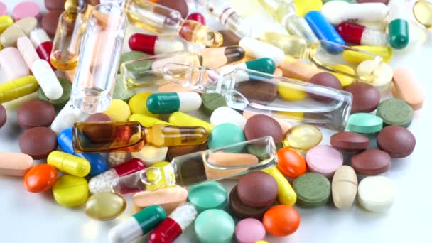Lékařské pestrobarevným tablety otočit na stůl - Záběry, video