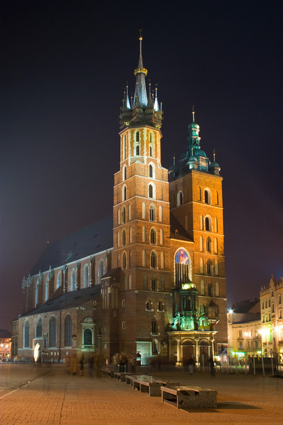 クラクフ、ポーランドの夜都市広場 - 写真・画像