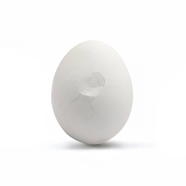 Huevo blanco agrietado aislado sobre fondo blanco
  - Foto, Imagen