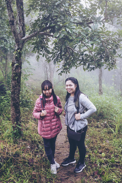 Dívka Asie matka a dcera batoh za túru nebo horolezectví v horské přírodě. - Fotografie, Obrázek