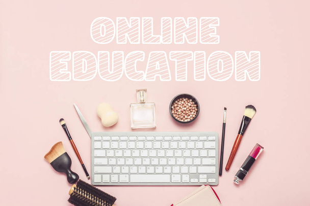Smink és szépség eszközök, billentyűzet, egy rózsaszín háttér. A koncepció a tanulás az interneten keresztül, az online áruház kozmetikai rendje. Lapos feküdt, top view - Fotó, kép