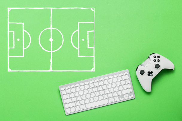Klavye ve gamepad üzerinde yeşil bir arka plan. Futbol sahası şeması. Konsolda, online oyunlar oyunun kavram. Düz yatıyordu, en iyi görünümü - Fotoğraf, Görsel