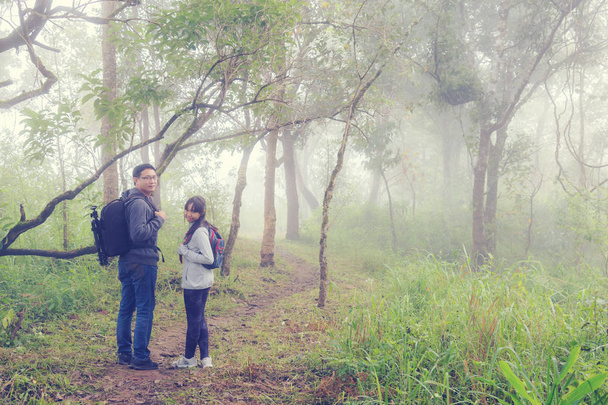 Asia Padre e figlia zaino dietro andare a fare escursioni o arrampicate in montagna Natura
. - Foto, immagini