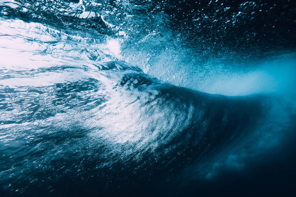 Unterwasser-Fasswelle. perfekte Barrel-Welle bricht im Ozean. - Foto, Bild