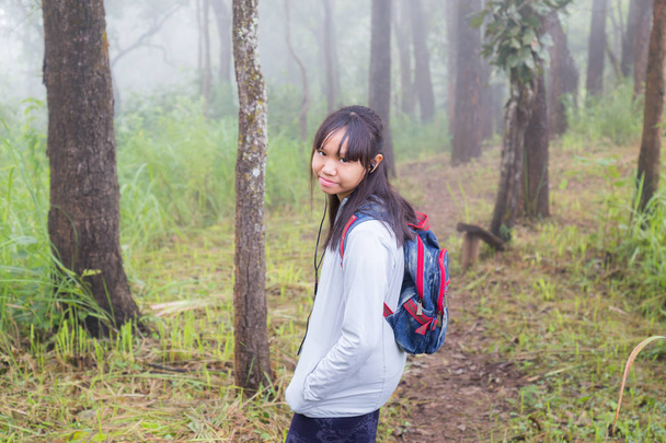 Рюкзак азиатской девочки-подростка позади пойти в поход или восхождение на гору природы
. - Фото, изображение