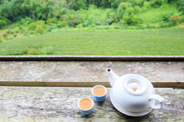 Τσάι κατσαρόλα και φλιτζάνι ζεστό ή ζεστό σε ξύλινο τραπέζι με αντίγραφο χώρου φόντο φύση. - Φωτογραφία, εικόνα