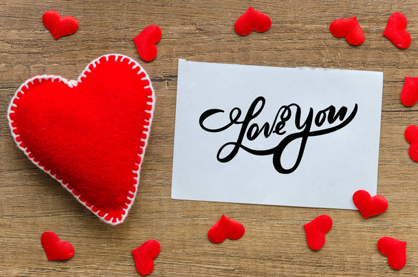 I Love You tła. "Kocham cię". czerwonego filcu ręcznie wykonane, serca i Uwaga słowami "Kocham cię". Na stare podłoże drewniane z wielu serc - Zdjęcie, obraz