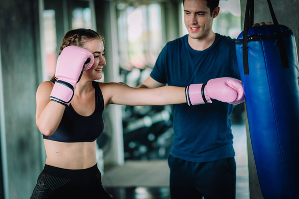 Alkalmas gyönyörű nő boxer ütő egy hatalmas boxzsák osztály a tornateremben. Boxer nő, ami közvetlen megüt dinamikus mozgás. Egészség, sport, életmód, Fitness, edzés koncepció. A hely másolás. - Fotó, kép