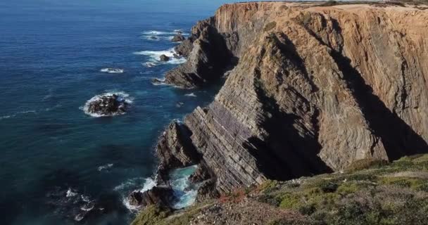 Drone Aerial video näkymä Cabo Sardao kallioita ja aaltoja Atlantin rannikolla Portugali Luonto Travel
 - Materiaali, video