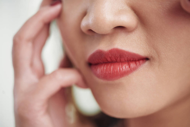 Souriant lèvres rouges pleines de jeune femme
 - Photo, image