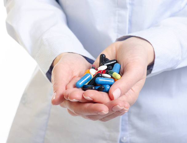 Капсулы таблетки лекарство в руке женщины
 - Фото, изображение