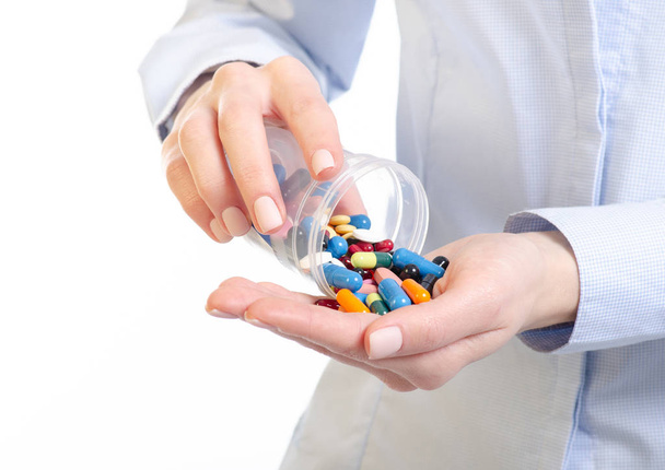 Kapsułki tabletki w plastikowym pojemniku medycyny w ręce kobiety - Zdjęcie, obraz