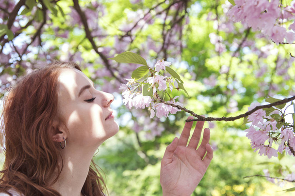 Mladá dáma v jarní kvetoucí zahrada - Fotografie, Obrázek