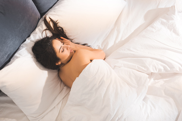 όμορφο Γυμνό γυναίκα στον ύπνο στο κρεβάτι στο σπίτι, πρωί με αντίγραφο χώρου - Φωτογραφία, εικόνα
