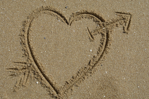 愛のメッセージ、砂の中に心を描く - 写真・画像