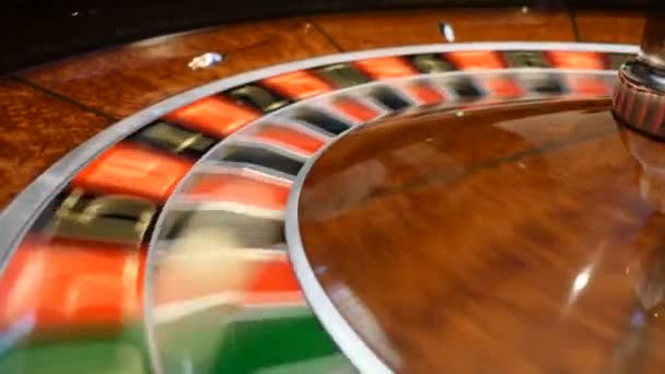 カジノのコンセプトです。運動、白いボールの回転でルーレットの平面図です。運が悪いと運が良いコンセプト。ルーレット車輪の連続。市内ナイト スポットやエンターテイメント。hd - 映像、動画