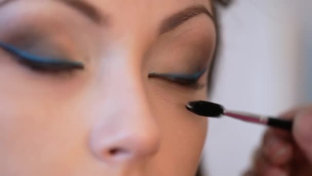 Makeup artist applies mascara. - Πλάνα, βίντεο
