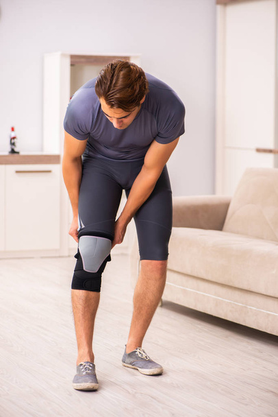 Człowieka, ćwiczenia dla odzyskiwania kontuzji kolana - Zdjęcie, obraz