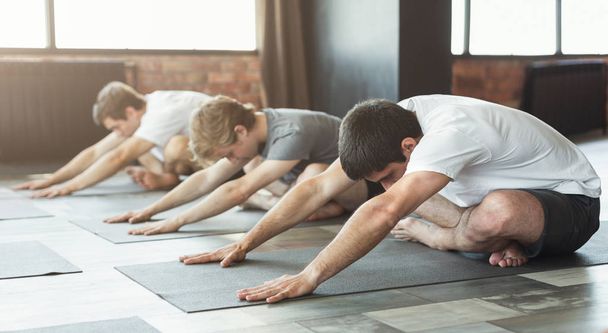 Clase de Yoga Terapia espalda sana, concepto
 - Foto, imagen