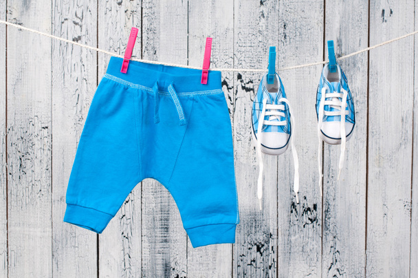 Baby clothes hanging on the clothesline. - 写真・画像