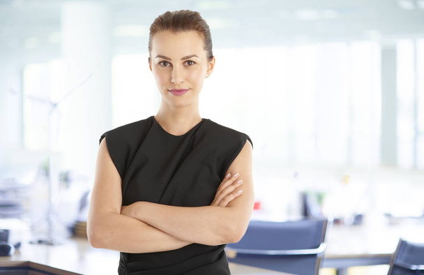 Portrait of a confident young financial assitant standing at office with arms crossed.  - Foto, imagen