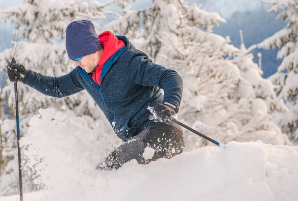 Backcountry Skier Ride en nieve pesada. Fuera de Pista Ski. Concepto de deportes de invierno
. - Foto, Imagen