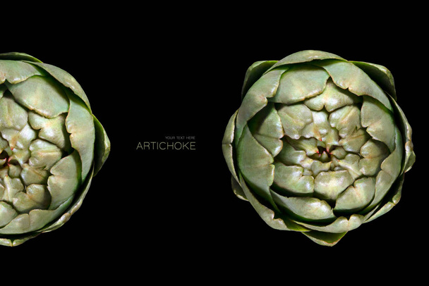 Cabezas de alcachofa verde, vistas en primer plano desde la parte superior, aisladas sobre fondo negro. Concepto de comida. Alimentación saludable. Dieta de alimentos crudos
 - Foto, Imagen